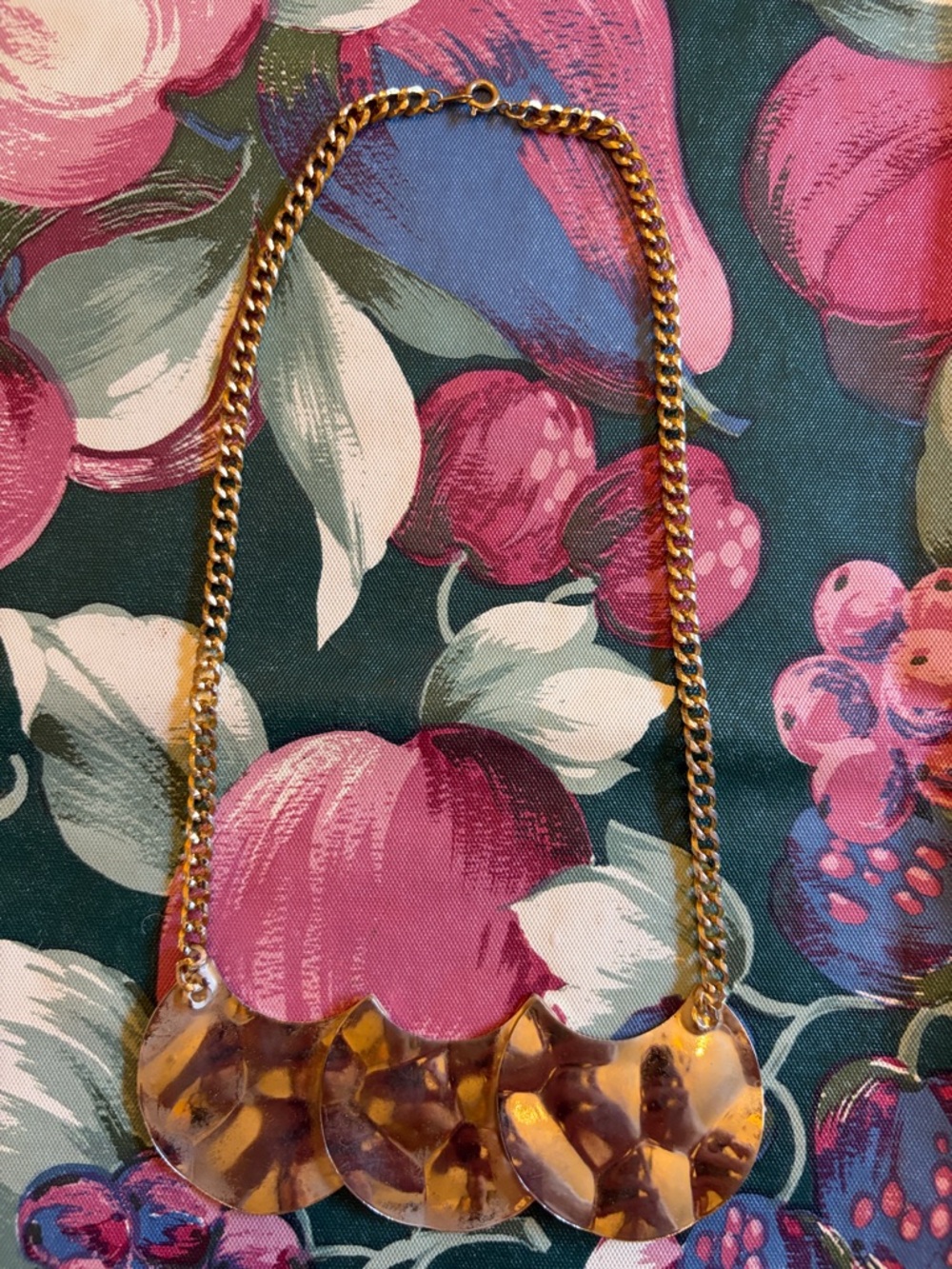 Vintage White Enamel Statement Scalloped Pendant Necklace with Gold Chain - Picture 6 of 7